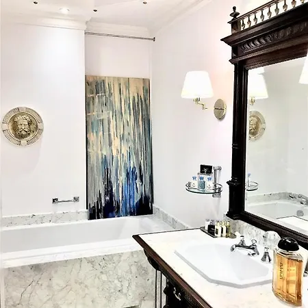 Luxury Mondrian Market Square Ii