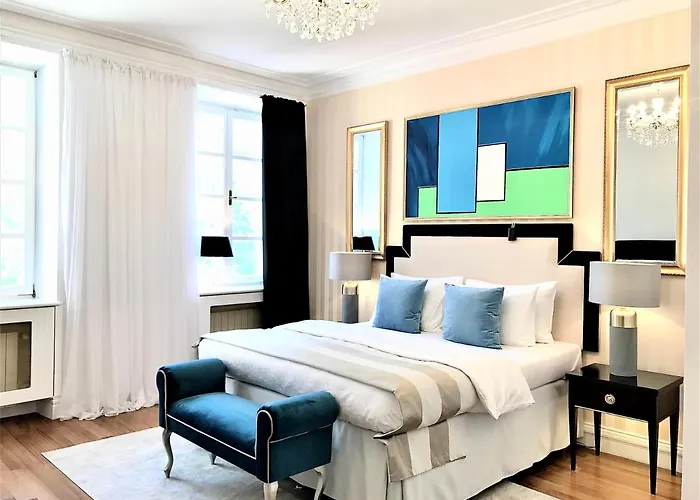 Luxury Mondrian Market Square Ii